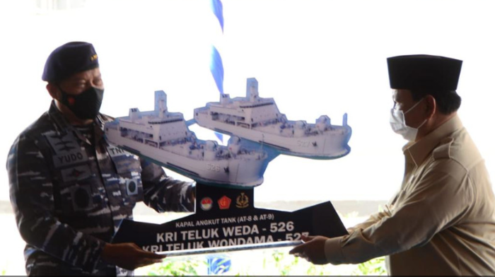 Menhan RI Serahkan Dua Kapal Angkut Tank ke TNI AL